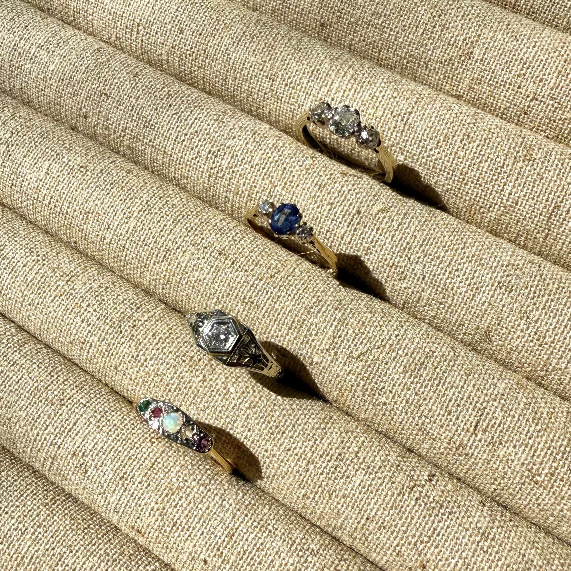 Vintage rings om ring tray