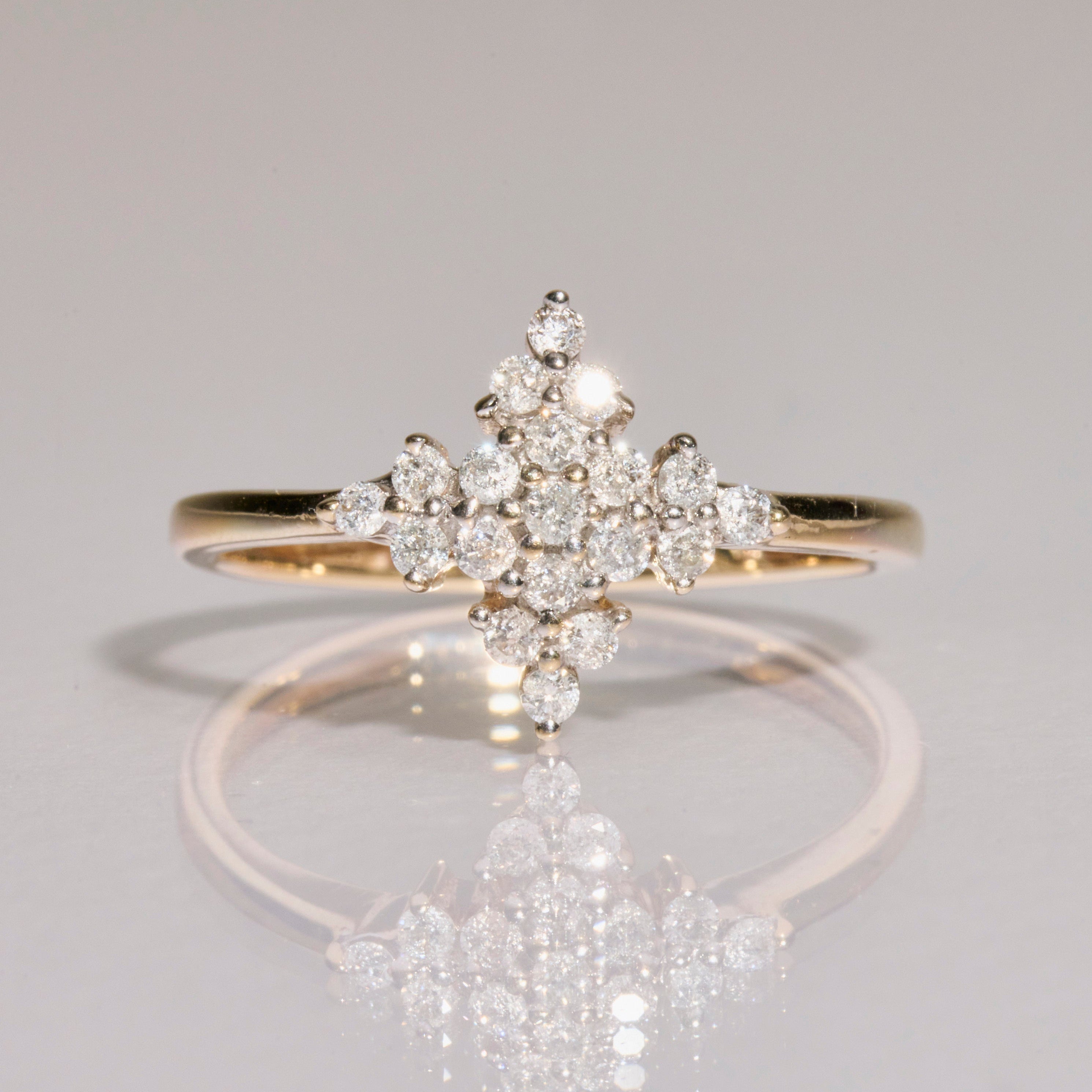close up pf the 9kt Gold Diamond cluster Vintage Ring