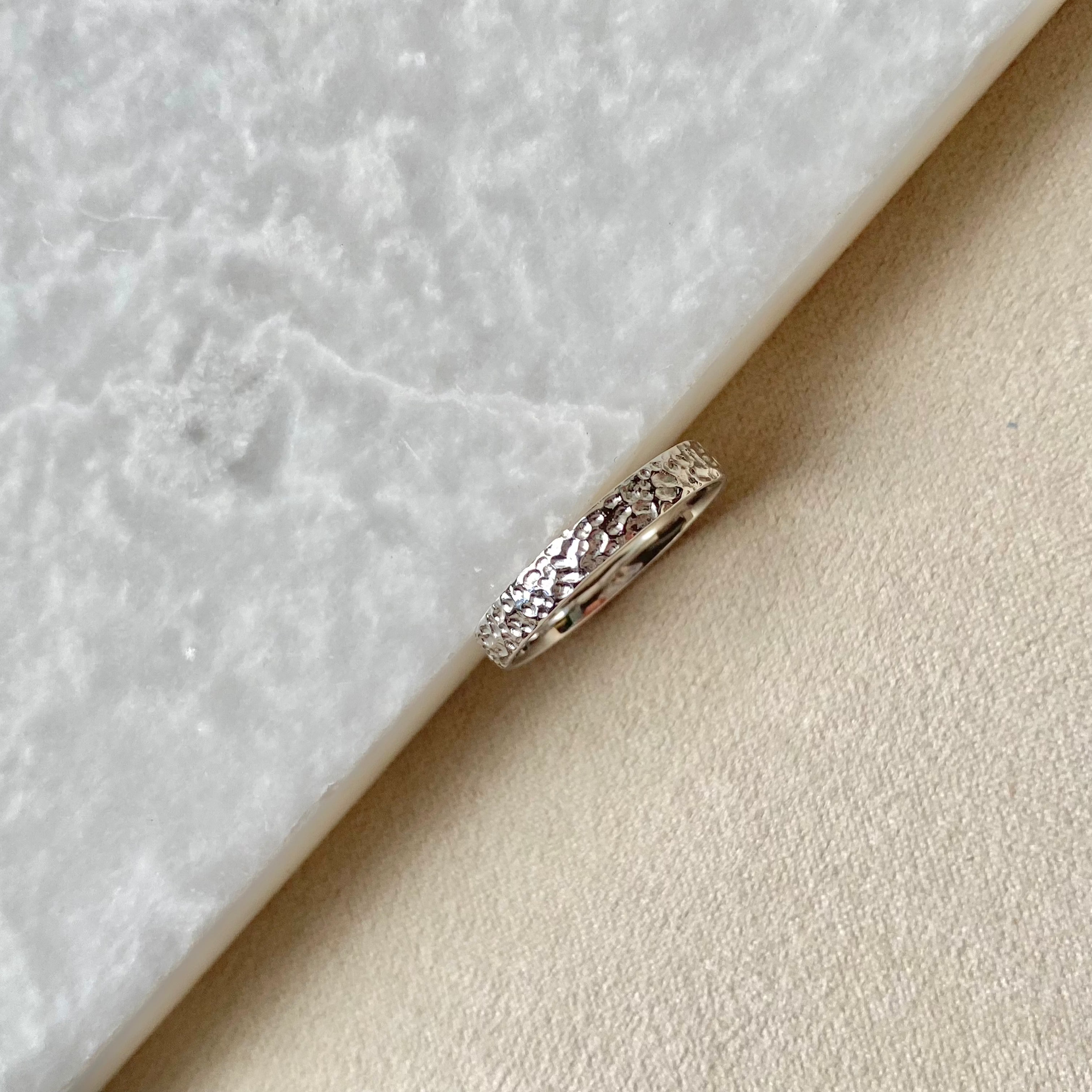 Hammered Band Ring 9k White Gold Size L Sample