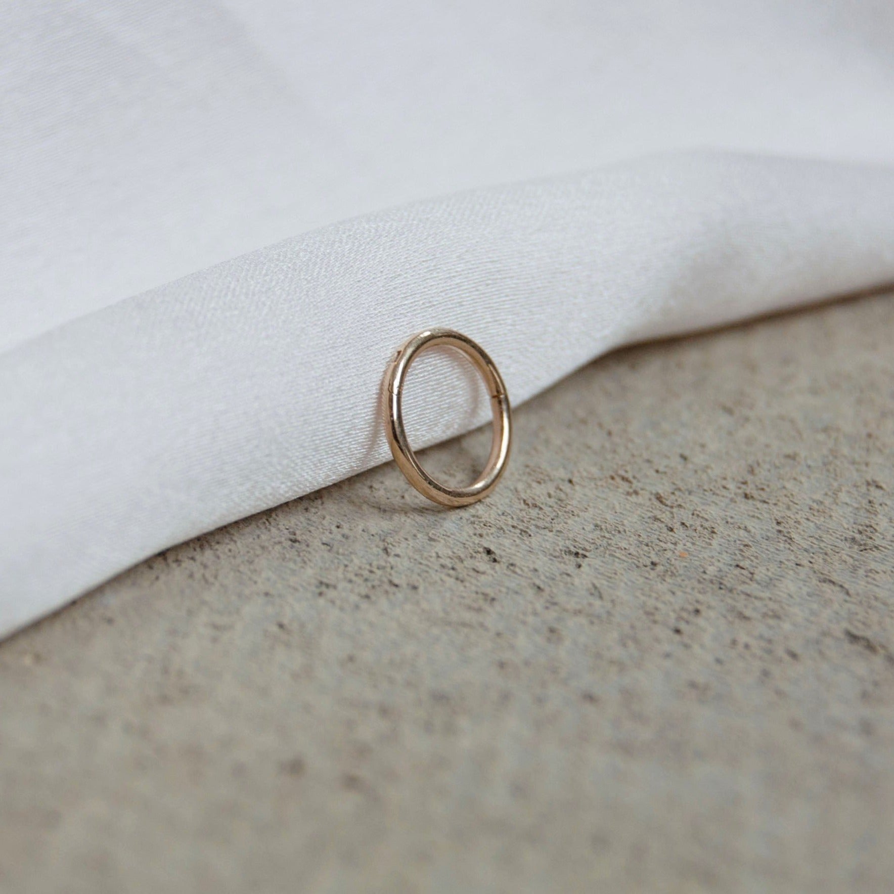 seamless hoop earring in 9k gold