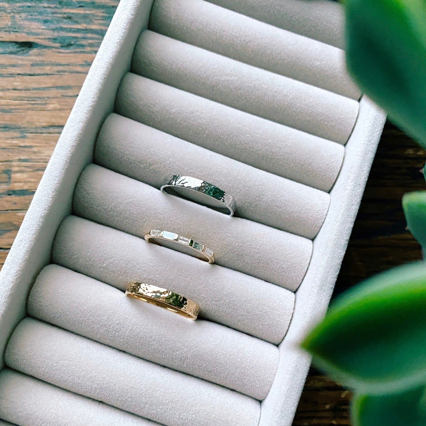 Hammered Band Ring 9k Gold and other rings in ring box