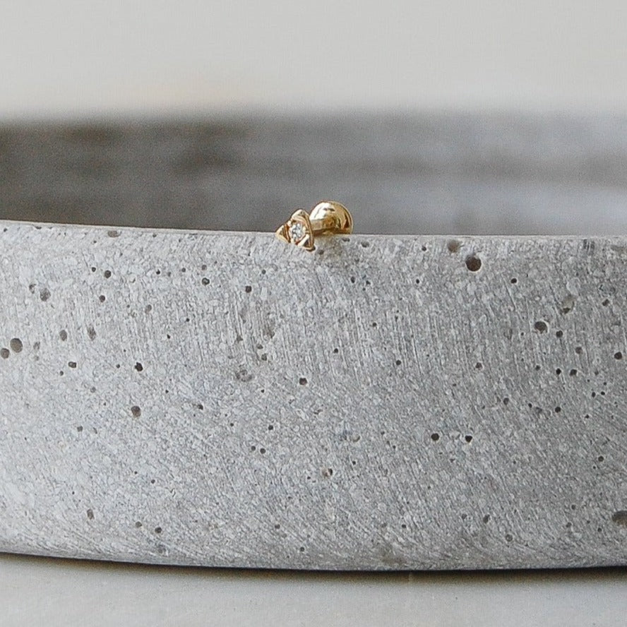 Triangle flat back earring on stone dish